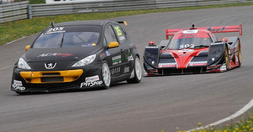Claus Christensen overhaler i løbet sin far med en omgang.
(Foto: Motorsporten.dk)